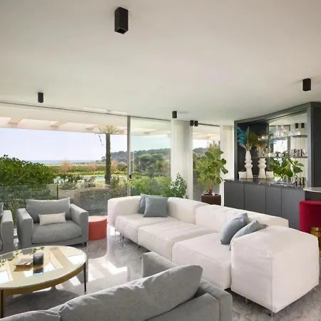 6 Bedrooms With A Heated Swimming Pool Villa *