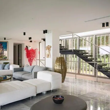 Villa 6 Bedrooms With A Heated Swimming Pool
