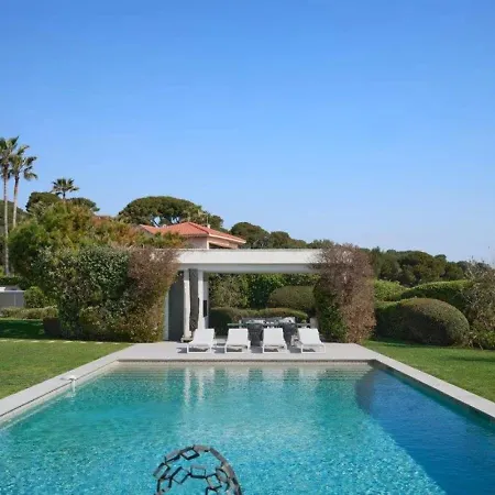 6 Bedrooms With A Heated Swimming Pool